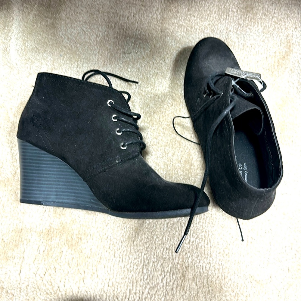 Arizona Jean Co. memory foam wedge ankle boots sz 9.5 style: AZ Lily tie front